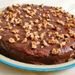 Torta noci e cioccolato: il dolce autunnale che nessuno riesce a smettere di mangiare