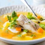 Il segreto della zuppa di pesce che sembra uscita da un ristorante stellato (ecco il passaggio chiave)