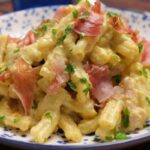Pasta cremosa e colorata con un ingrediente che non ti aspetti accanto allo speck (una ricetta veloce e facile)