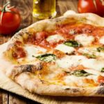 Pizza fatta in casa come in pizzeria: il segreto dell’impasto perfetto (il trucco della pietra)