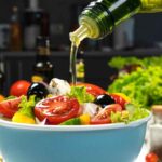 Condire l’insalata nel modo sbagliato? Ecco la sequenza giusta che cambia tutto (l’olio non va mai messo per primo)