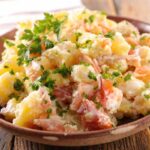 L’insalata di patate più cremosa di sempre: il segreto è nello yogurt e nel limone (ecco come prepararla)