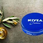 Il trucco beauty con olio d’oliva e Nivea: questo mix economico rende la pelle più luminosa (e lo puoi fare subito a casa)