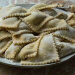 La ricetta dei ravioloni che sorprende tutti: mele, castagne e un condimento speciale