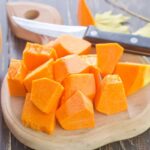 Il trucco che permette di sbucciare la zucca in pochi secondi e senza fatica