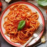Il trucco che anche gli chef stellati usano per legare perfettamente pasta e sugo