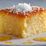 La torta all’acqua che non ha bisogno di latte né burro (e resta soffice per giorni)