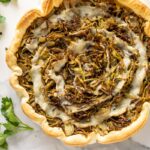 Quando arrivano ospiti improvvisi preparo questa torta salata autunnale: sparisce in 15 minuti!